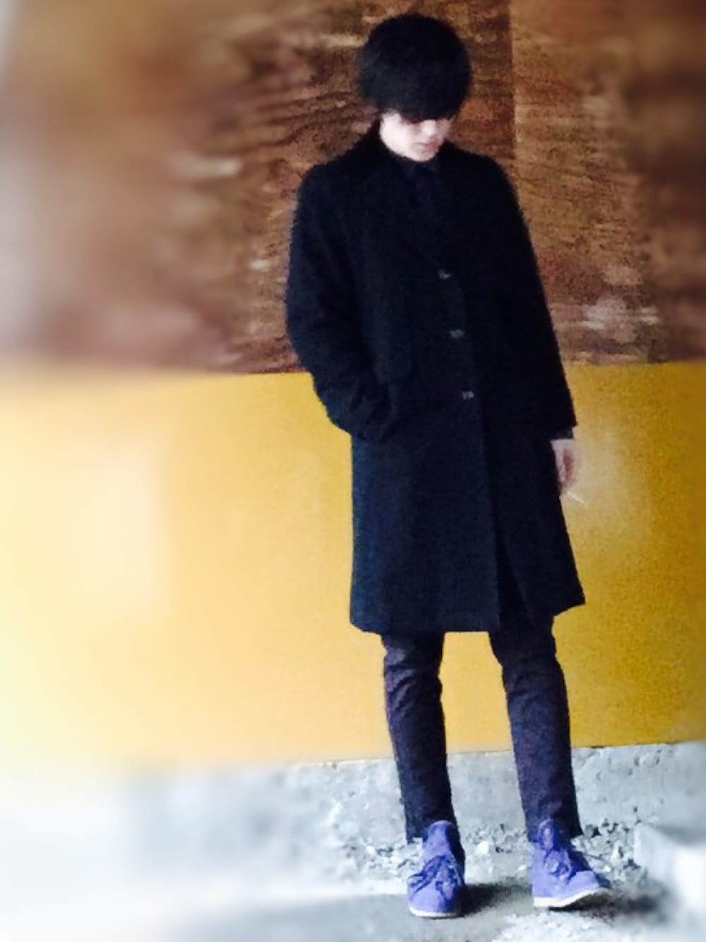 「古着、シンプルコーデ、ブラック、チェスターコート、デニム、スニーカー、vintage、UNIQLO、Onitsuka Tiger、ブルー」｜「VINTAGEのアイテム（チェスターコート、ブラック系）」を使った、ジマさん（メンズ・177cm）の冬コーディネートの1枚目の写真