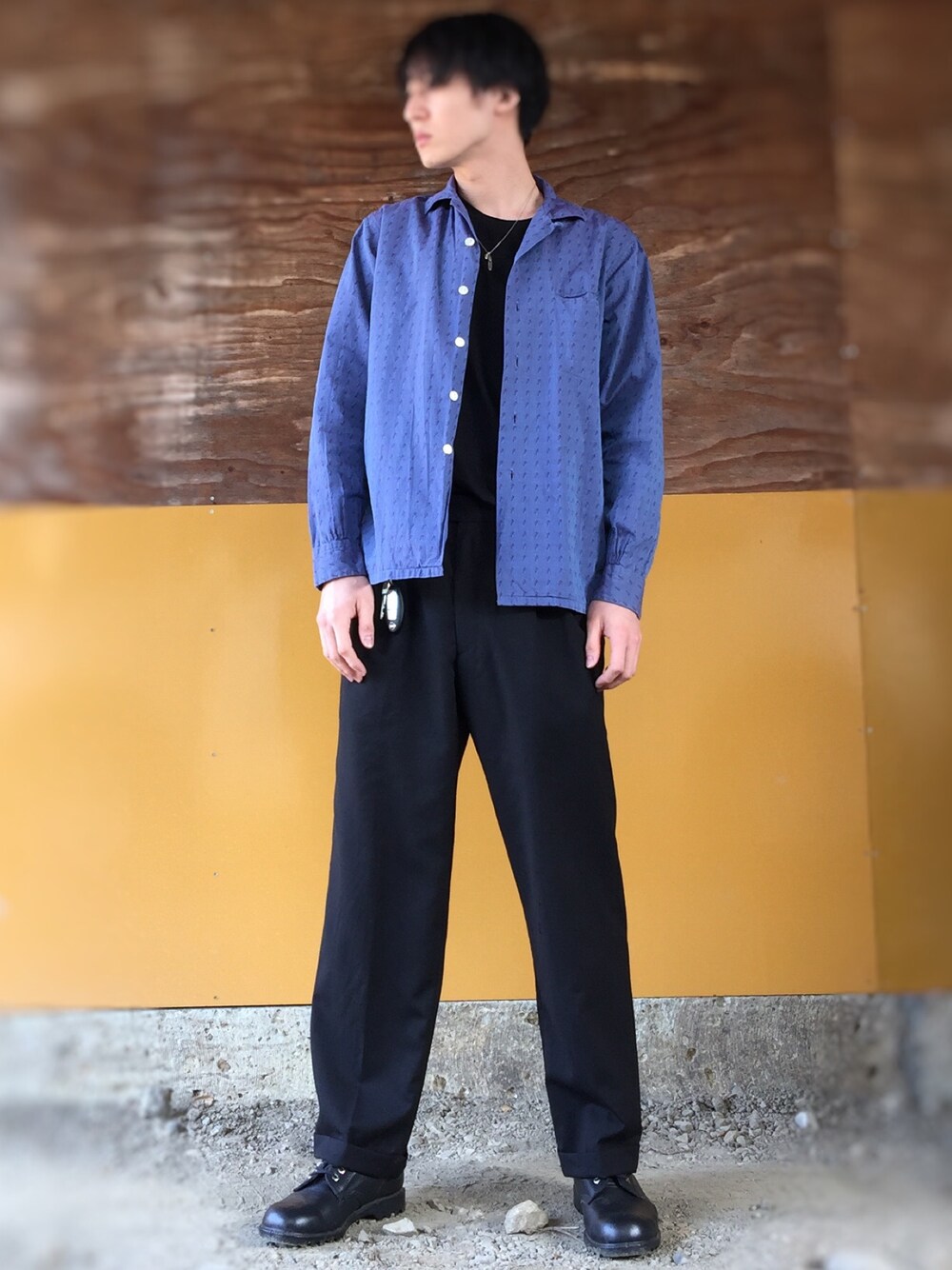 「春、シンプル、ワイドパンツ、古着、シャツスタイル、ブラック、ブルー、スラックス、ブーツ、Paul Smith」｜「DONEGALの古着（シャツ/ブラウス、ブルー系）」を使った、ジマさん（メンズ・177cm）の冬コーディネートの1枚目の写真