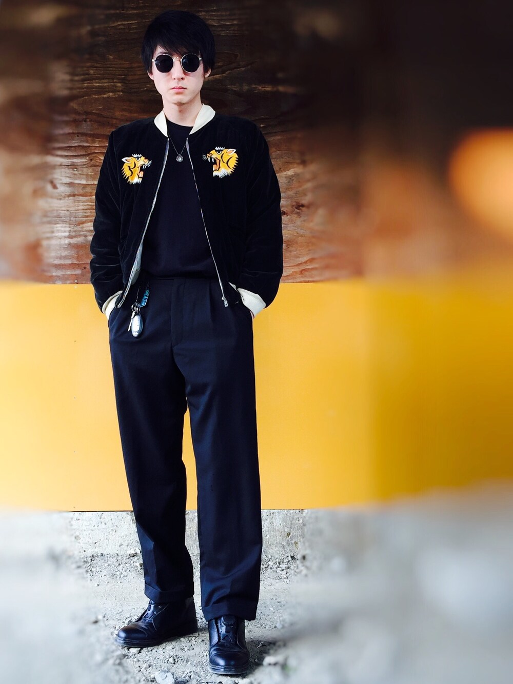 「シンプルコーデ、古着、サングラス、スカジャン、スラックス、スニーカー、オールブラック、ユニクロ、PUMA×MIHARAYASUHIRO、DETAILS」｜「VINTAGEのアイテム（ジャケット/アウター、ブラック系）」を使った、ジマさん（メンズ・177cm）の冬コーディネートの1枚目の写真