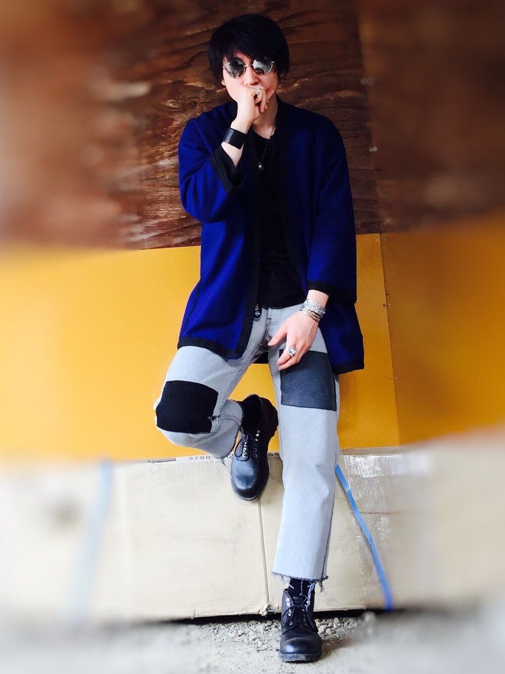 「春、古着、デニムパンツ、Levi's、AMERICAN RAG CIE、GDC、サングラス、アクセサリー、バングル、ブーツ」｜「GDCのWANDERLUST（サングラス、シルバー系）」を使った、ジマさん（メンズ・177cm）の春コーディネートの1枚目の写真