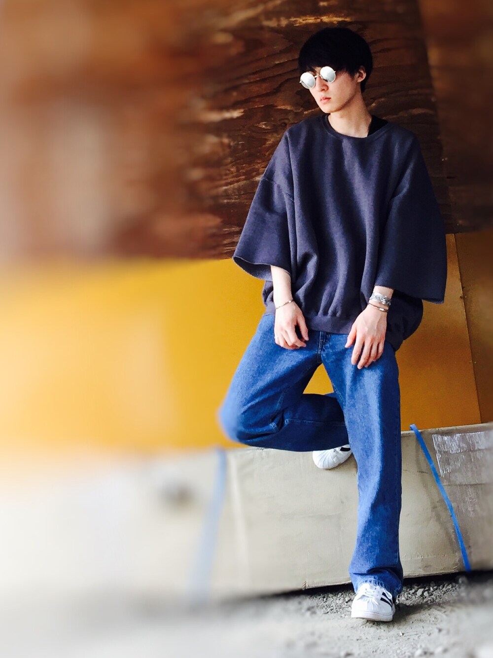 「シンプルコーデ、ゆるコーデ、サングラス、デニム、スニーカー、古着、adidas、RUSSELL ATHLETIC、バングル、リング」｜「GDCのWANDERLUST（サングラス、シルバー系）」を使った、ジマさん（メンズ・177cm）の春コーディネートの1枚目の写真