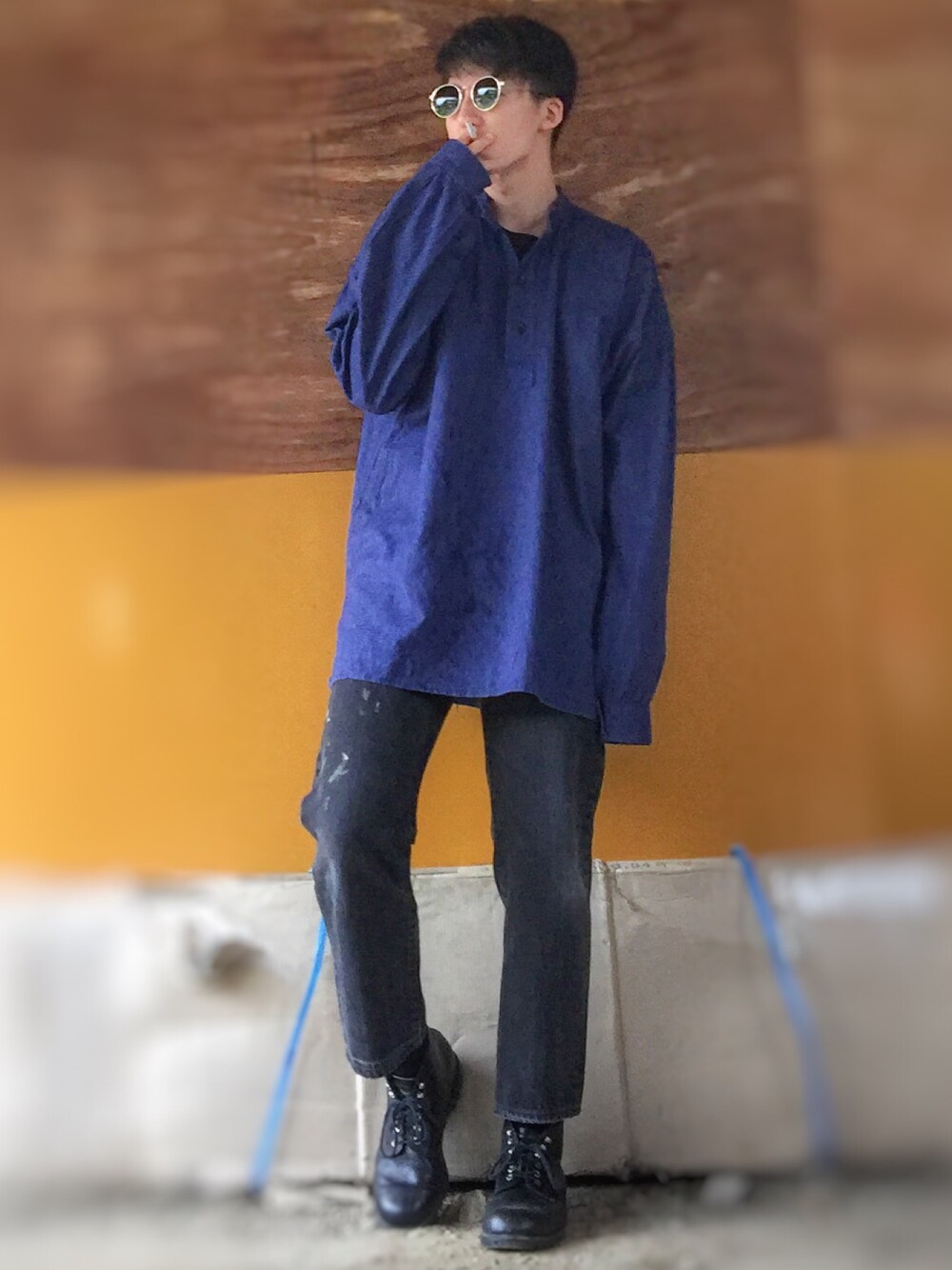 「秋のコーデ、シンプルスタイル、フィッシャーマンシャツ、Levi's、サングラス、ブーツ、デニム、ブラック、パープル、シルバーアクセサリー」｜「DETAILSのLHP/DETAILS/ディテイルズ/サングラス(DT-141-18-008)（サングラス、ブラック系）」を使った、ジマさん（メンズ・177cm）の秋コーディネートの1枚目の写真