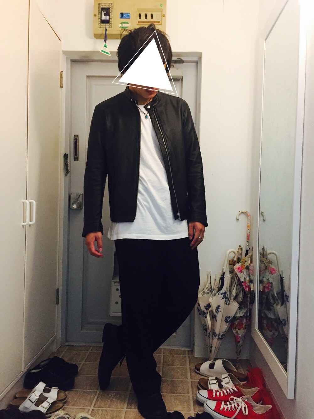 ブラック系のライダースジャケット、ホワイト系のTシャツ/カットソー、ブラック系のその他パンツを着用したメンズの秋コーディネートの1枚目の写真
