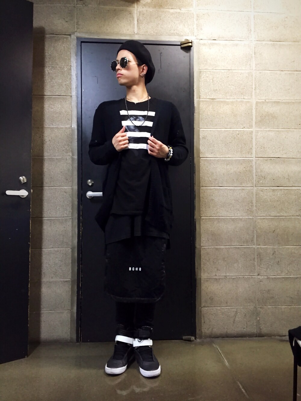 「キョンシー、ラウンドサングラス、ﾏﾙﾒｶﾞﾈ、ロング丈、モノトーン、ペレー帽、秋のコーデ、street、カーディガン、ジョガーパンツ」｜「SUPRAのアイテム（スニーカー、ブラック系）」を使った、U3さん（メンズ・182cm）の秋コーディネートの1枚目の写真