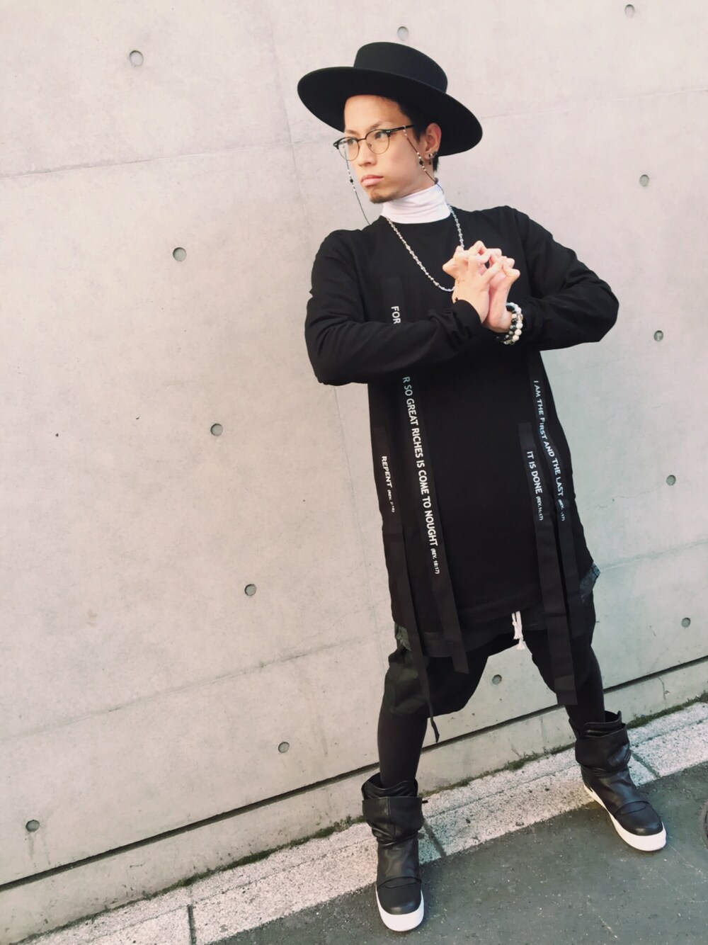 「シンプル、シンプルコーデ、黒、ブラック、ブラックコーデ、ロング丈、タートルネック、UNIQLO、めがね、ハット」｜「UEGのアイテム（Tシャツ/カットソー、ブラック系）」を使った、U3さん（メンズ・182cm）の冬コーディネートの1枚目の写真