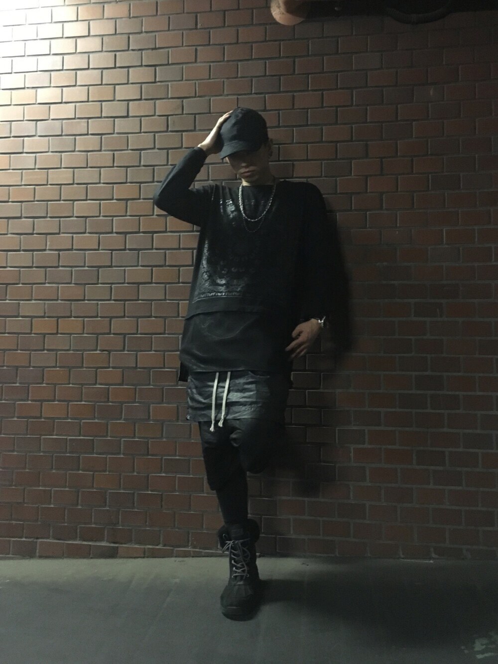 「春コーデ、シンプル、ストリート、ブラック、ワイドパンツ、大人コーデ、ブーツ、キャップ、黒、モノトーン」｜「DRKSHDW by RICK OWENSのアイテム（その他パンツ、ブラック系）」を使った、U3さん（メンズ・182cm）の春コーディネートの1枚目の写真