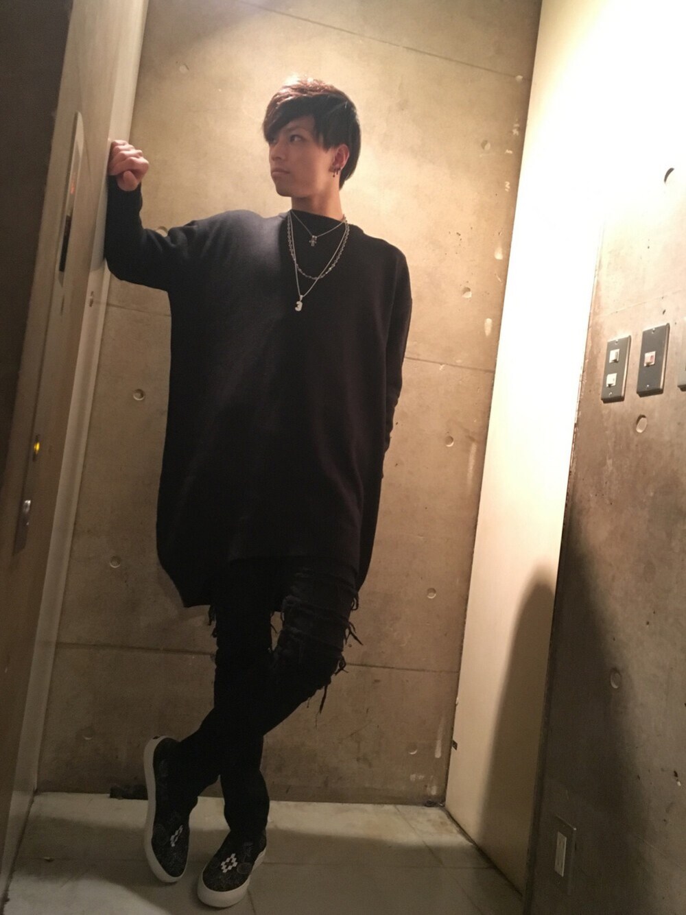 「春、シンプル、ストリート、シンプルコーデ、黒、ブラック、ダメージデニムパンツ、スリッポン、モノトーン」｜「PHENOMENONのアイテム（ネックレス、ホワイト系）」を使った、U3さん（メンズ・182cm）の春コーディネートの1枚目の写真