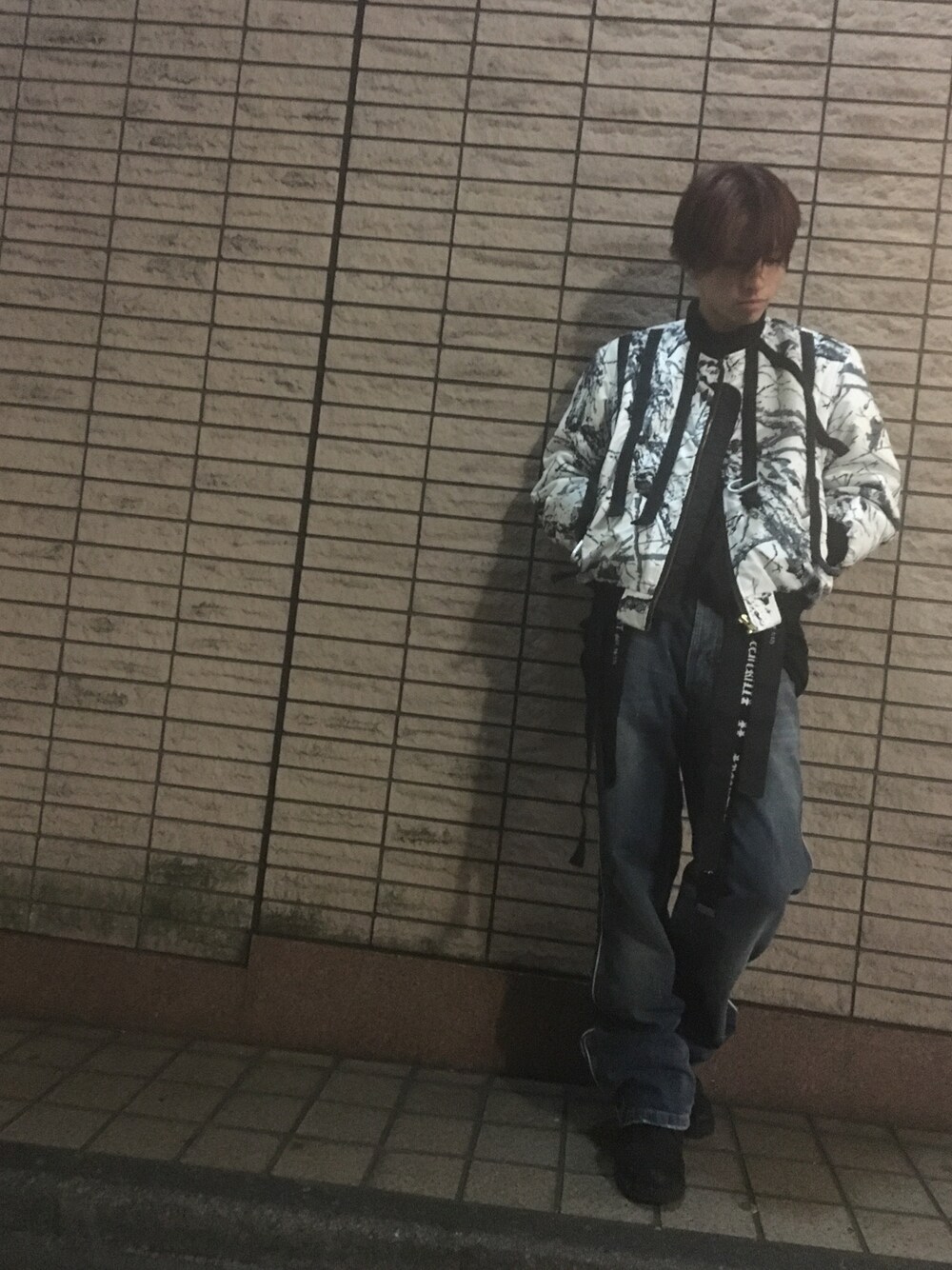 「冬、ビッグシルエット、ガチャベルト、ブルー、ボンバージャケット、MA-1、ワイドパンツ、ダメージデニムパンツ、白、ストリート」｜「D&Gのアイテム（デニムパンツ、ブルー系）」を使った、U3さん（メンズ・182cm）の冬コーディネートの1枚目の写真