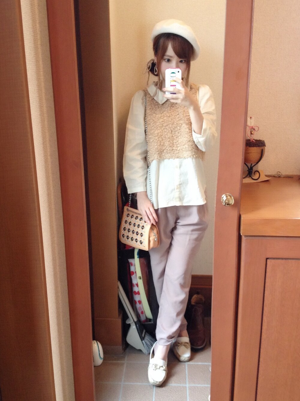 ベージュ系のTシャツ/カットソー、ピンク系のその他パンツ、ベージュ系のショルダーバッグを着用したレディースの秋コーディネートの1枚目の写真