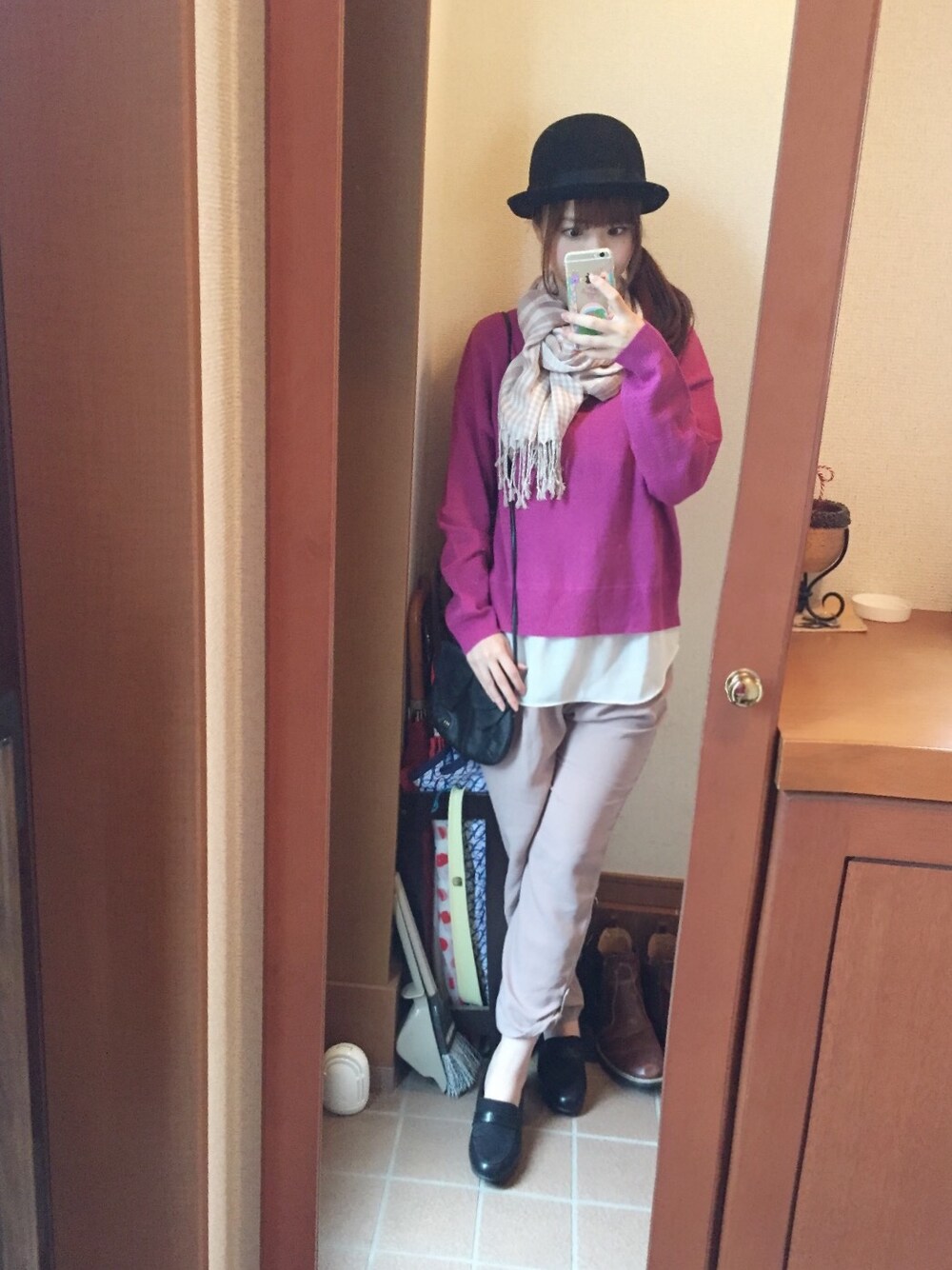 ピンク系のニット/セーター、ピンク系のその他パンツ、その他のその他を着用したレディースの秋コーディネートの1枚目の写真