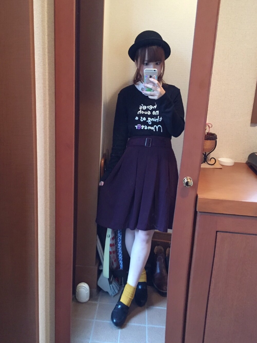 ブラック系のTシャツ/カットソー、パープル系のスカート、ブラック系のその他シューズを着用したレディースの秋コーディネートの1枚目の写真