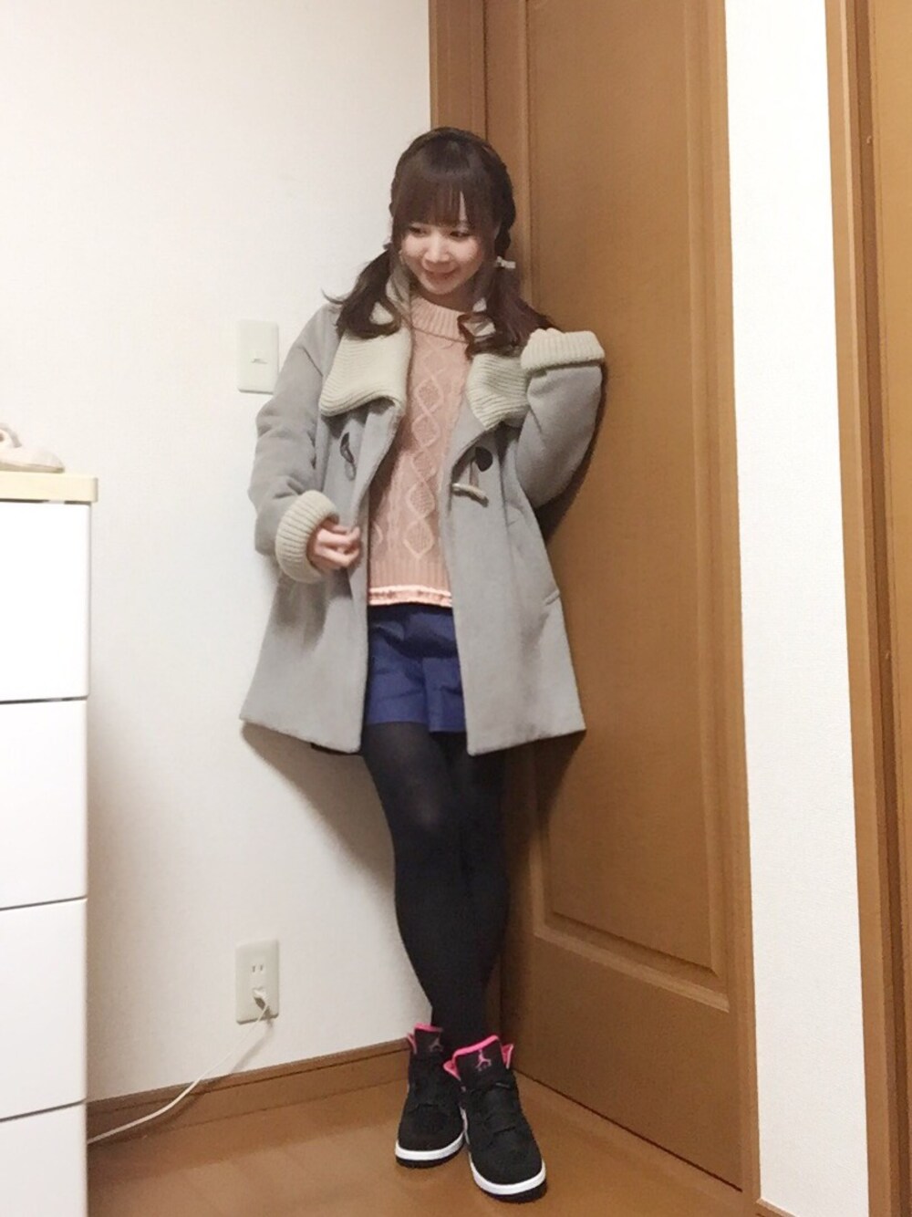 ピンク系のニット/セーター、ブルー系のその他パンツ、グレー系のその他アウターを着用したレディースの冬コーディネートの1枚目の写真