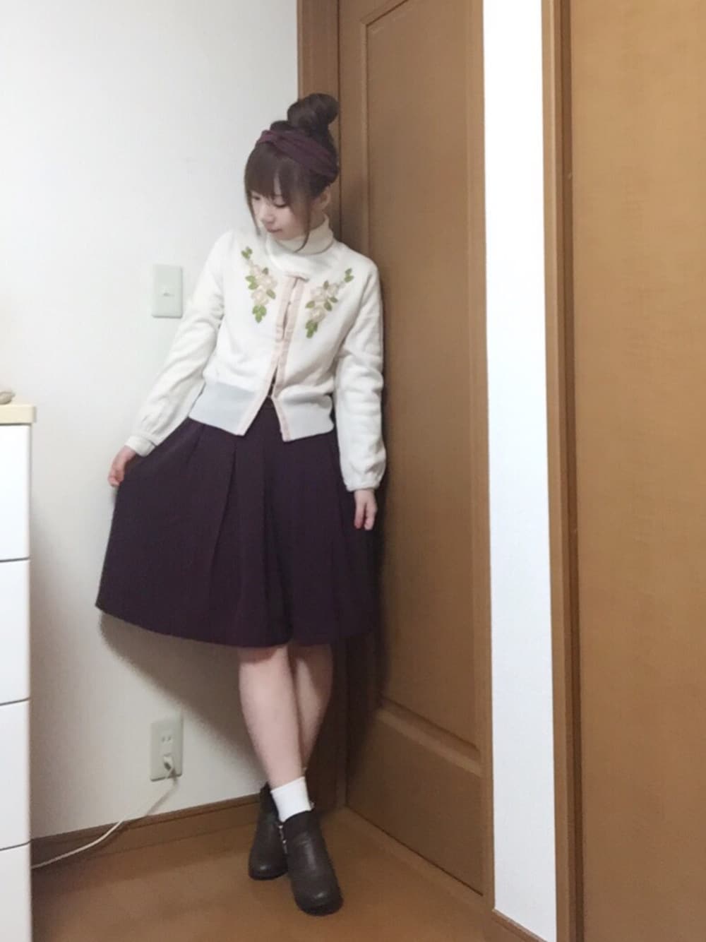 ベージュ系のダッフルコート、ホワイト系のニット/セーター、その他のカーディガン/ボレロを着用したレディースの冬コーディネートの1枚目の写真