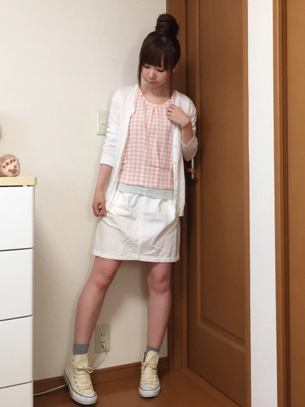 ホワイト系のスカート、ピンク系のTシャツ/カットソー、ホワイト系のカーディガン/ボレロを着用したレディースの春コーディネートの1枚目の写真