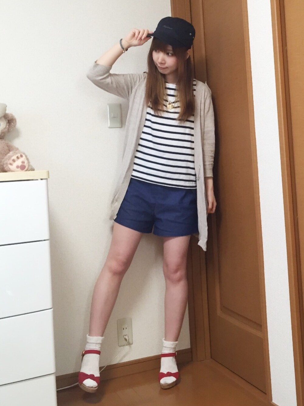 ブルー系のその他パンツ、ホワイト系のTシャツ/カットソー、グレー系のカーディガン/ボレロを着用したレディースの春コーディネートの1枚目の写真