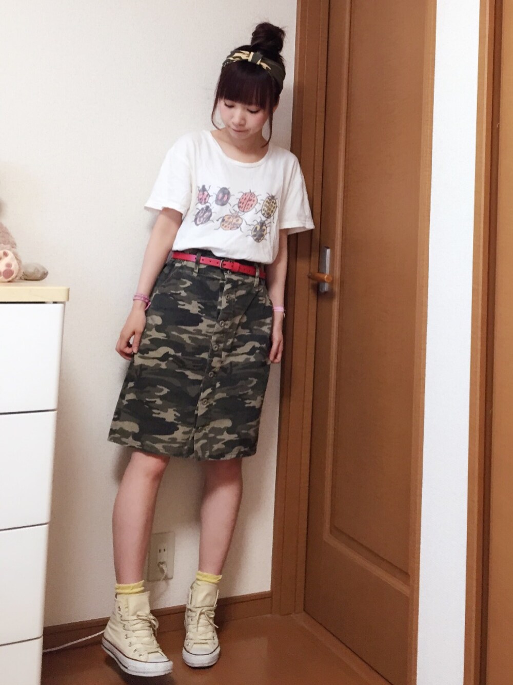 グリーン系のパンツ、ホワイト系のTシャツ/カットソー、ホワイト系のスニーカーを着用したレディースの夏コーディネートの1枚目の写真