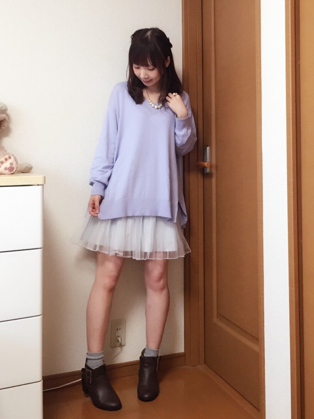 ブルー系のワンピース、ブラウン系のブーツ、ベージュ系のその他を着用したレディースの秋コーディネートの1枚目の写真