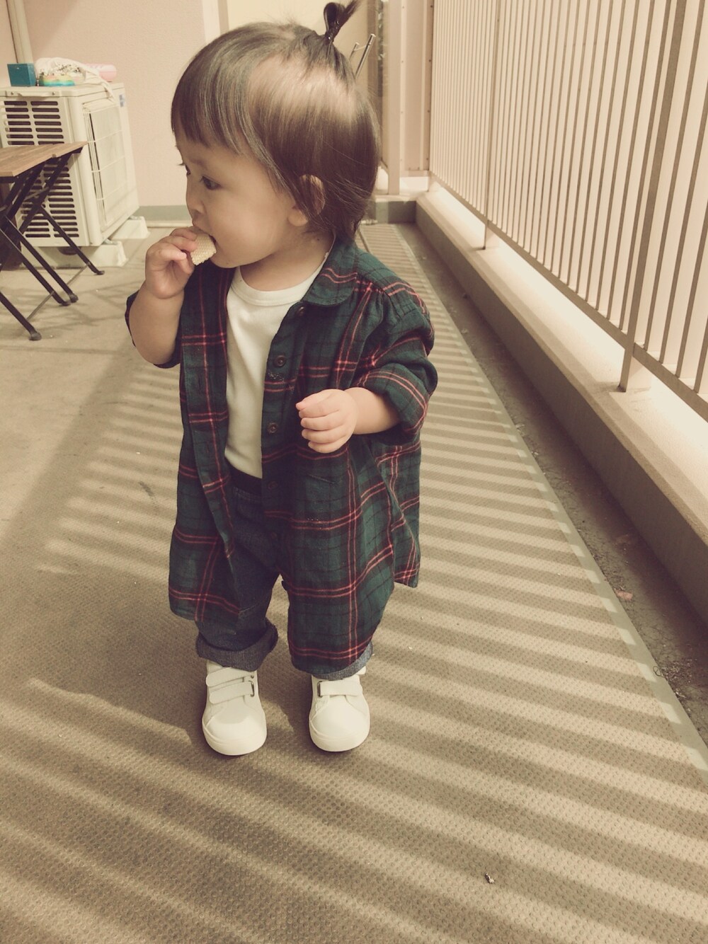 グリーン系のシャツ/ブラウス、ホワイト系のスニーカーを着用したキッズの秋コーディネートの1枚目の写真