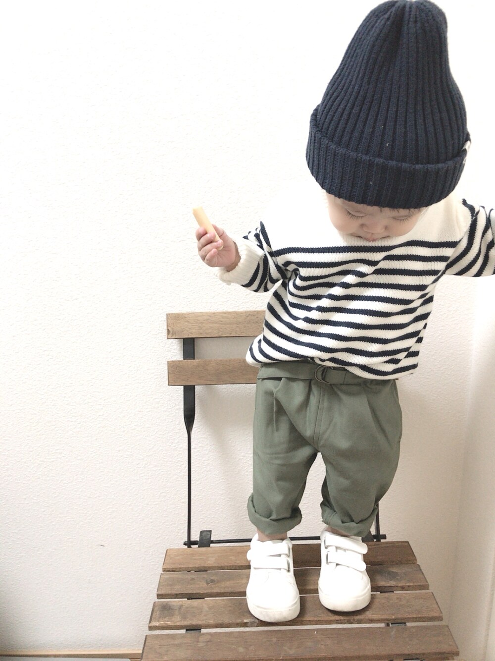 ホワイト系のニット/セーター、グリーン系のその他パンツ、ホワイト系のスニーカーを着用したキッズの秋コーディネートの1枚目の写真