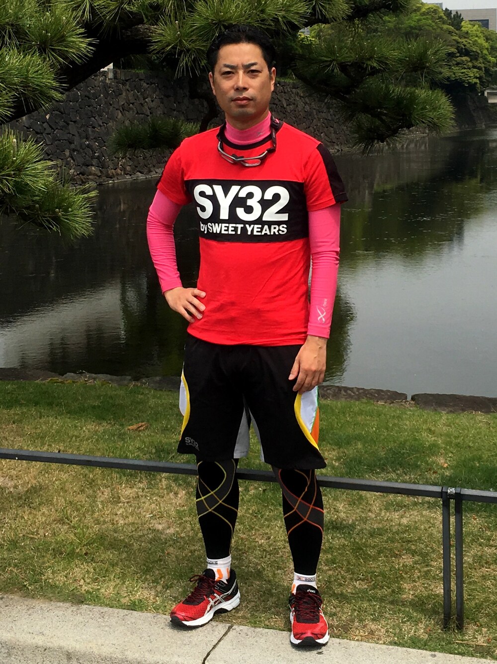 「皇居」｜「SY32のアイテム（Tシャツ/カットソー、レッド系）」を使った、Beach Boyさん（メンズ・172cm）の春コーディネートの1枚目の写真