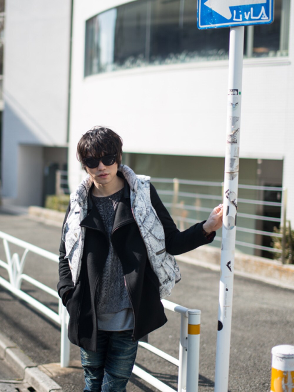 ベージュ系のライダースジャケット、ブラック系のニット/セーター、ブルー系のデニムパンツを着用したメンズの冬コーディネートの1枚目の写真