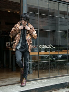 「総柄トップス」｜「アイテム（マウンテンパーカー）」を使った、畑聡さん（メンズ・180cm）の春コーディネート