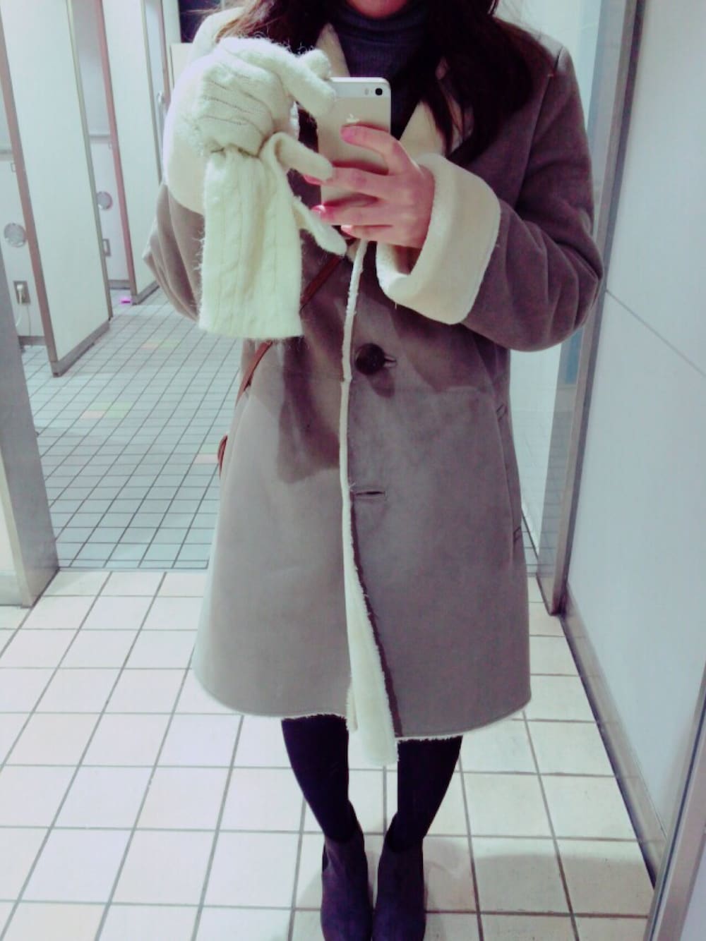 「Ray BEAMSの★Ray BEAMS / フェイクムートン ノーカラーコート（ムートンコート、グレー系）」を使った、mykさん（レディース・151cm）の冬コーディネートの1枚目の写真