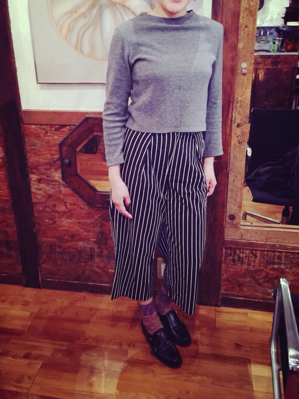 ブラック系のその他シューズを着用したレディースの冬コーディネートの1枚目の写真