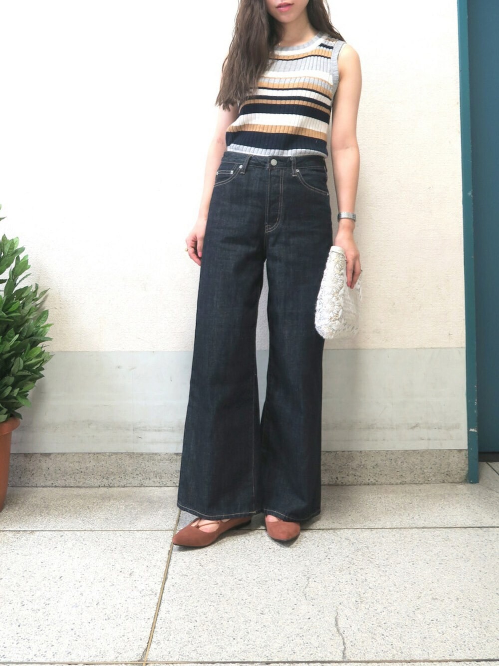 「ラクチンコーデ、大人カジュアル、デニムパンツ、ニット、ワイドパンツ、レトロ、Esmeralda、mio notis、shoes」｜「mio notisの「mio notis/ミオ　ノティス	」レザー編み上げポインテッドトウカッター/686M（パンプス、ブラウン系）」を使った、Esmeralda（エスメラルダ）さん（レディース・160cm）の夏コーディネートの1枚目の写真