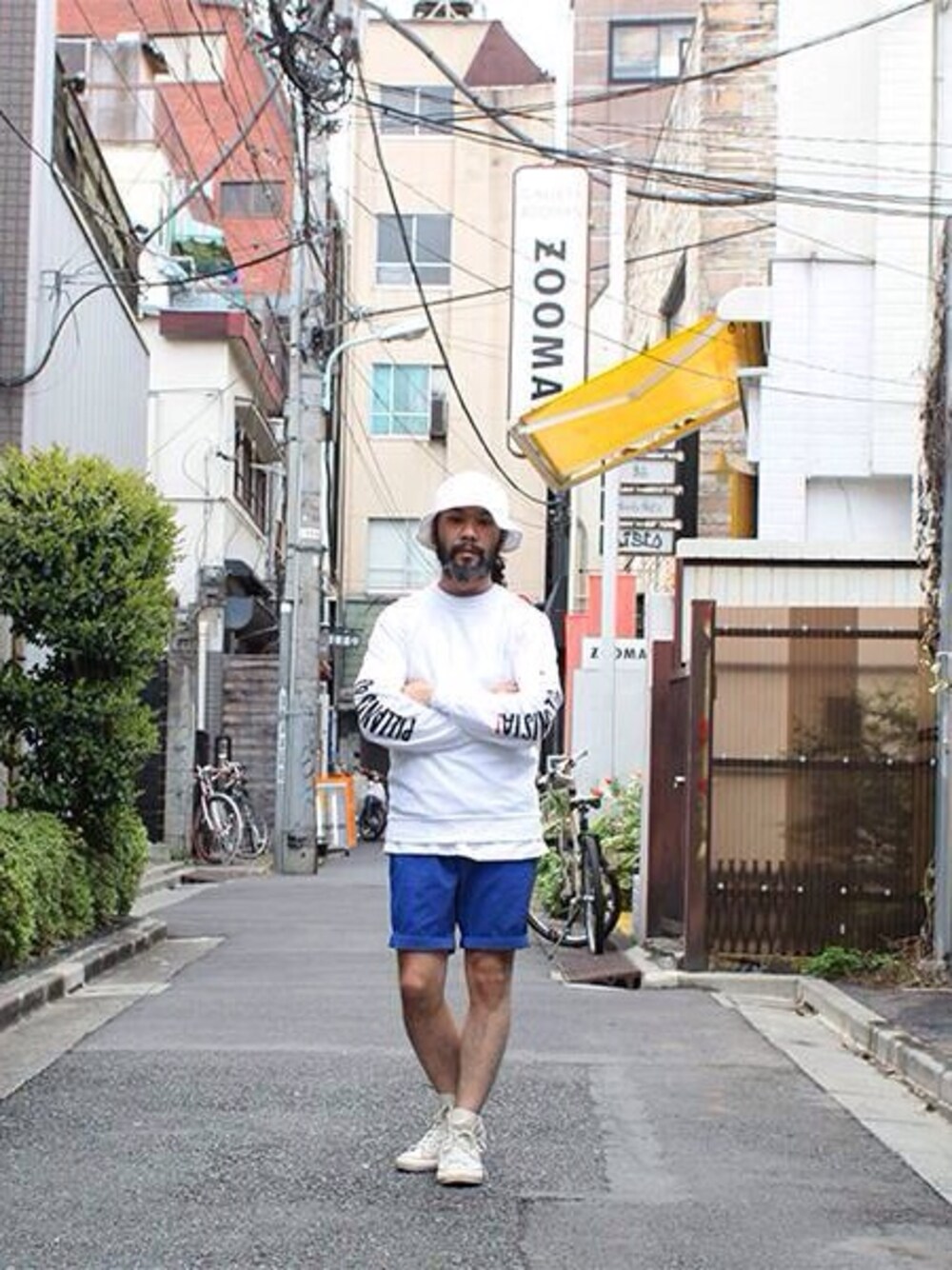 「青×白、ストリート、レイヤードスタイル、ショーツ、コンバンース、スポーツミックス」｜「BEAMSのBEAMS / 裾裏 花柄　ショ-ツ（その他パンツ、ブルー系）」を使った、BEAMS BUYER TANY 谷篤人さん（メンズ・168cm）の春コーディネートの1枚目の写真