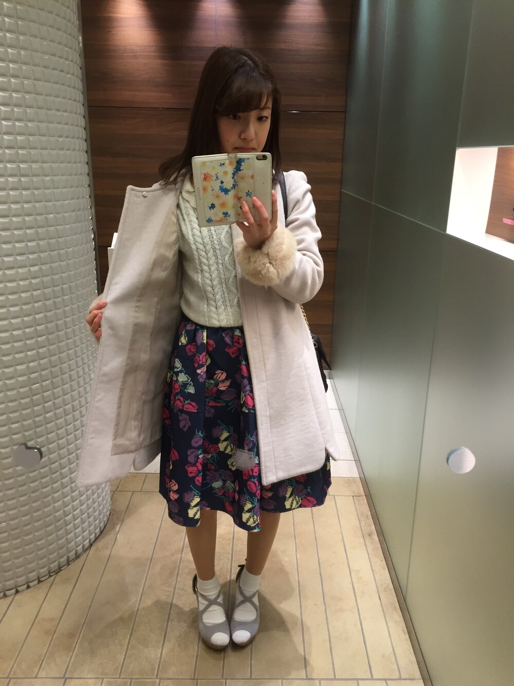 「デート」｜「Allamandaのアイテム（ノーカラージャケット、ベージュ系）」を使った、あやめさん（レディース・156cm）の春コーディネートの1枚目の写真