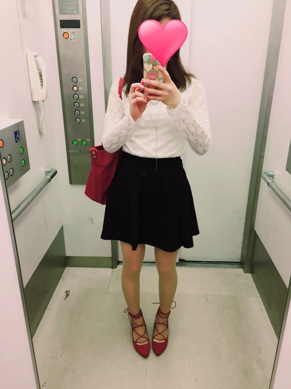 「Bershkaのアイテム（スカート、ブラック系）」を使った、あやめさん（レディース・156cm）の春コーディネートの1枚目の写真