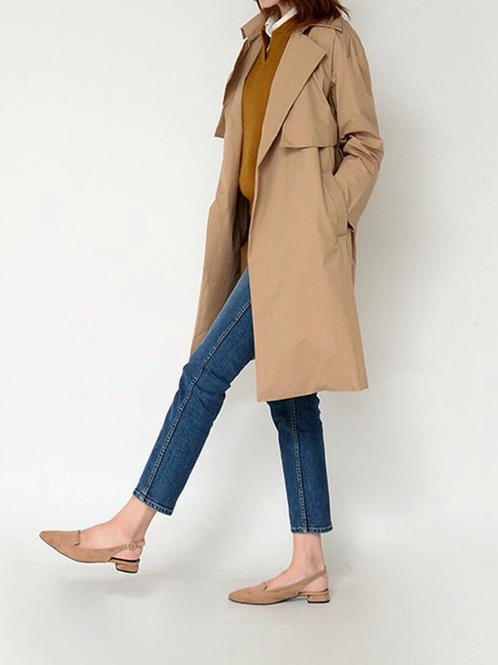 ブラック系のシャツ/ブラウス、ブラウン系のベスト、ブルー系のデニムパンツを着用したレディースの秋コーディネートの1枚目の写真