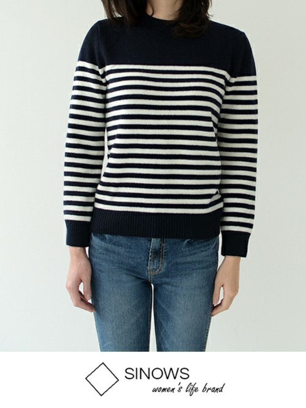 ブルー系のニット/セーター、ブルー系のデニムパンツを着用したレディースの冬コーディネートの1枚目の写真