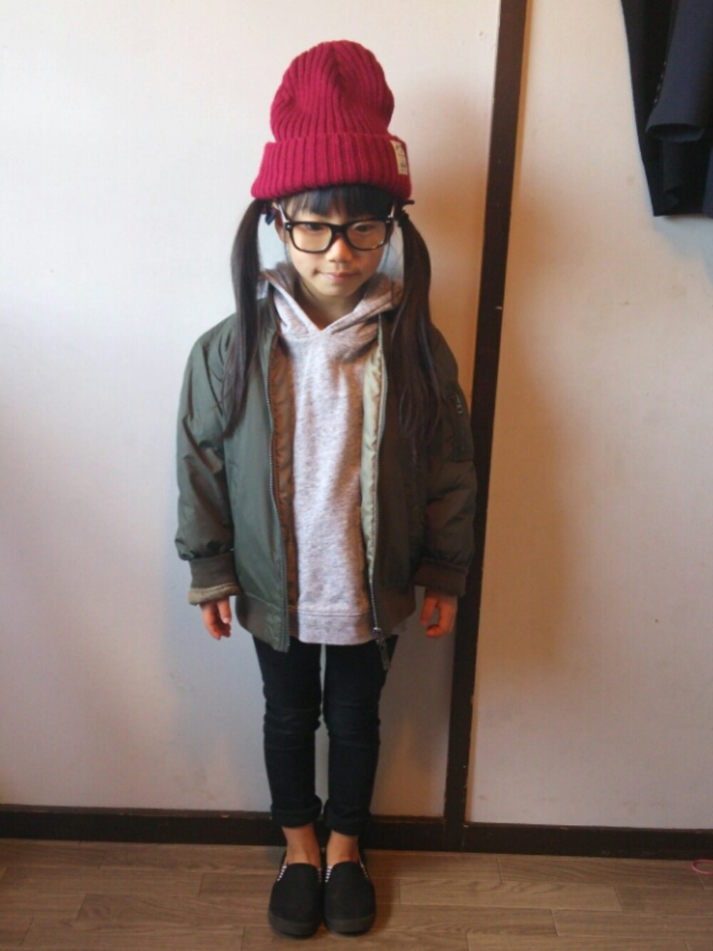「めがね、ニット帽、MA-1、パーカー」｜「UNIQLOのアイテム（ミリタリージャケット、グリーン系）」を使った、☆aira&ko-na☆さん（キッズ・120cm）の秋コーディネートの1枚目の写真