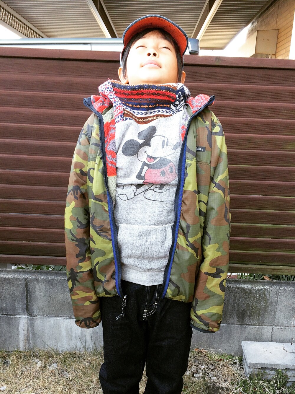 グレー系のパーカーを着用したキッズの冬コーディネートの1枚目の写真