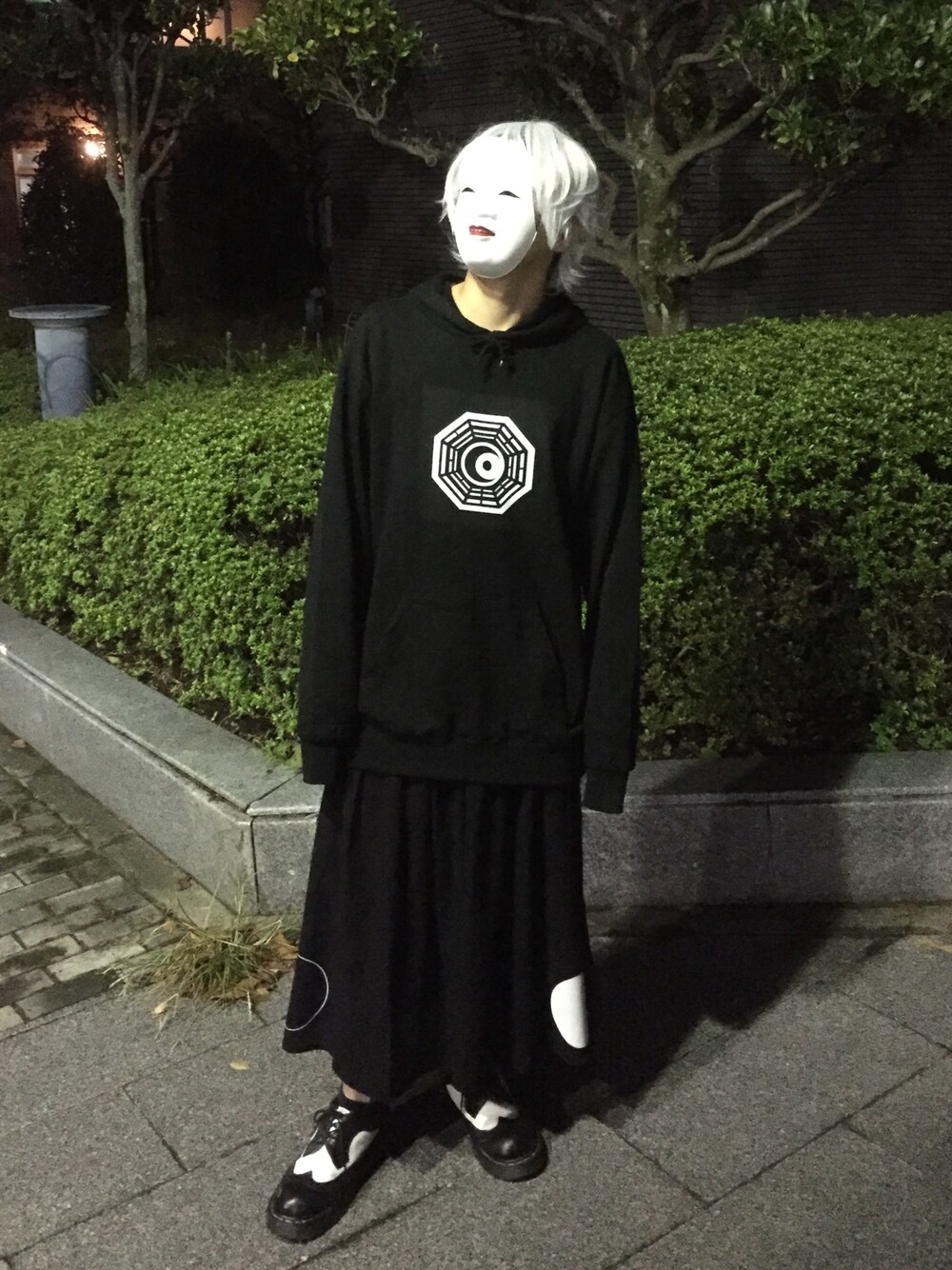 「冬、オールブラック、パーカー、サブカル、ホラー、キョンシー、モノトーン」｜「nue-designのアイテム（パーカー、ブラック系）」を使った、鵺さん（メンズ・167cm）の秋コーディネートの1枚目の写真