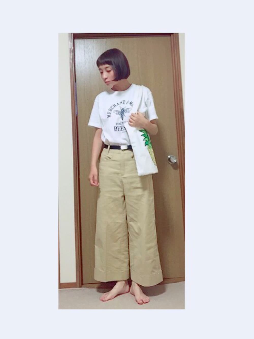 「シンプルコーデ、髪染めた、前髪ぱっつん、前髪きりすぎた、UNIQLO、ワイドパンツ、ベージュワイドパンツ、白Tシャツ、夏コーデ、裸足」｜「UNIQLOのアイテム（Tシャツ/カットソー、ホワイト系）」を使った、ポンヌさん（レディース・155cm）の夏コーディネートの1枚目の写真