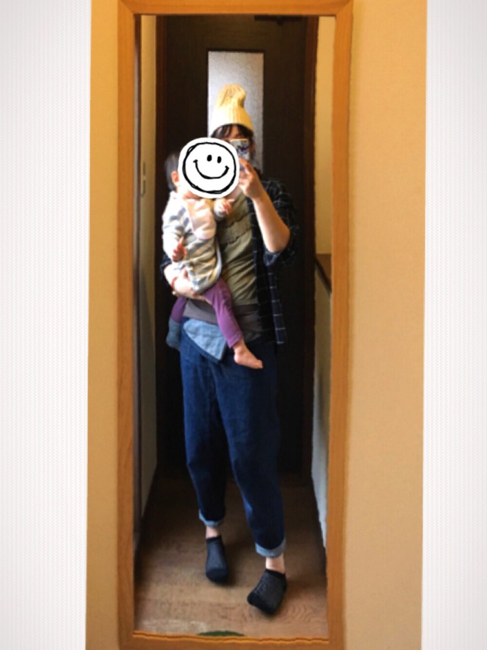 「タイパンツ、ボーダーワンピース、デニム、チェックシャツ、ニット帽、ベビー、ママコーデ」｜「hatraのアイテム（デニムパンツ、ブルー系）」を使った、omochiさん（レディース・156cm）の春コーディネートの1枚目の写真