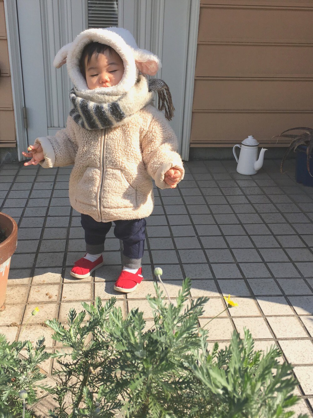「もこもこ、1歳、toms」｜「UNIQLOのアイテム（ジャケット/アウター、ベージュ系）」を使った、omochiさん（レディース・156cm）の春コーディネートの1枚目の写真