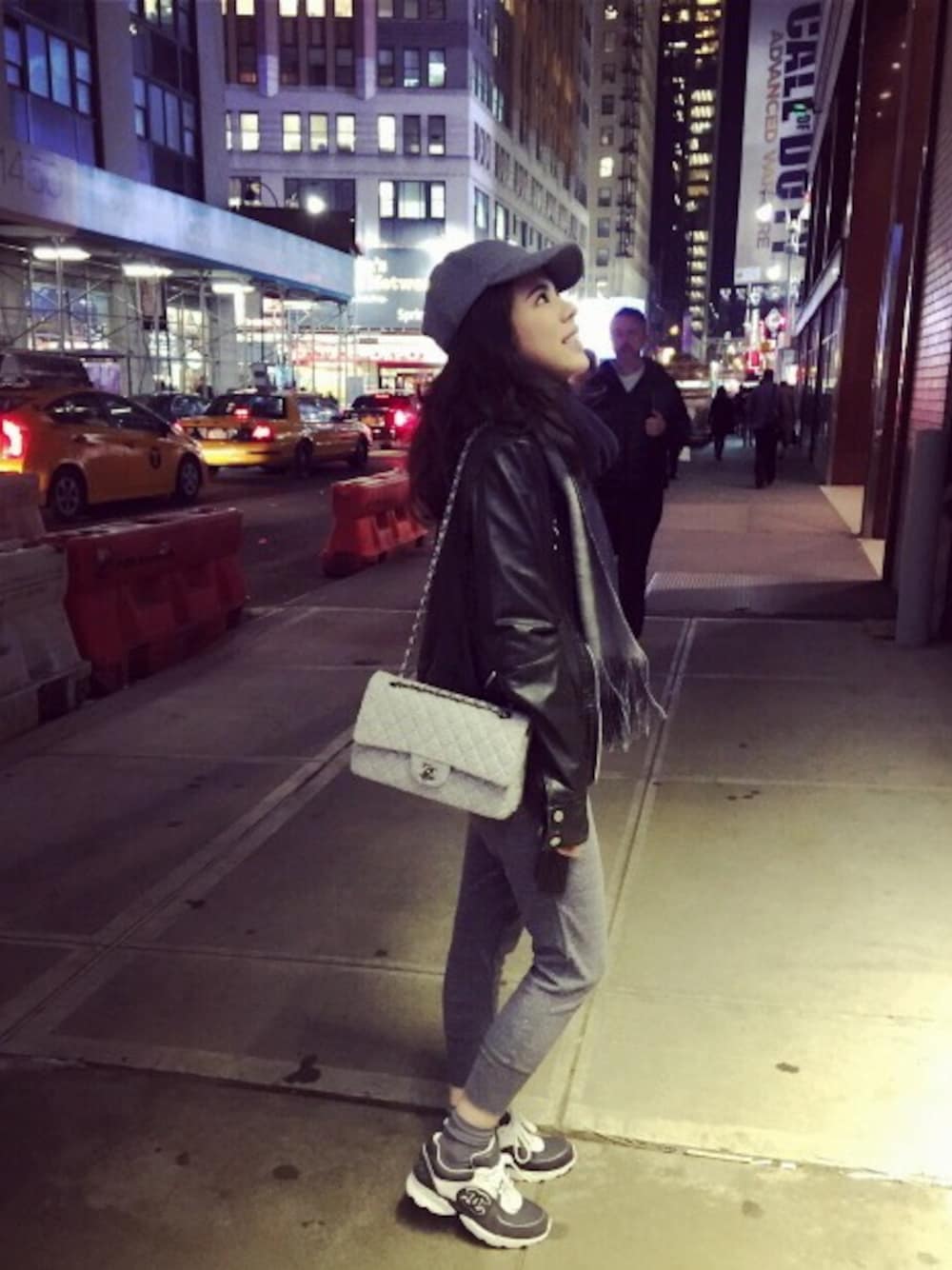 【カジュアルコーデに*】CHANEL スニーカー グレー CHANELのスニーカー(グレー系)を使った人気ファッション