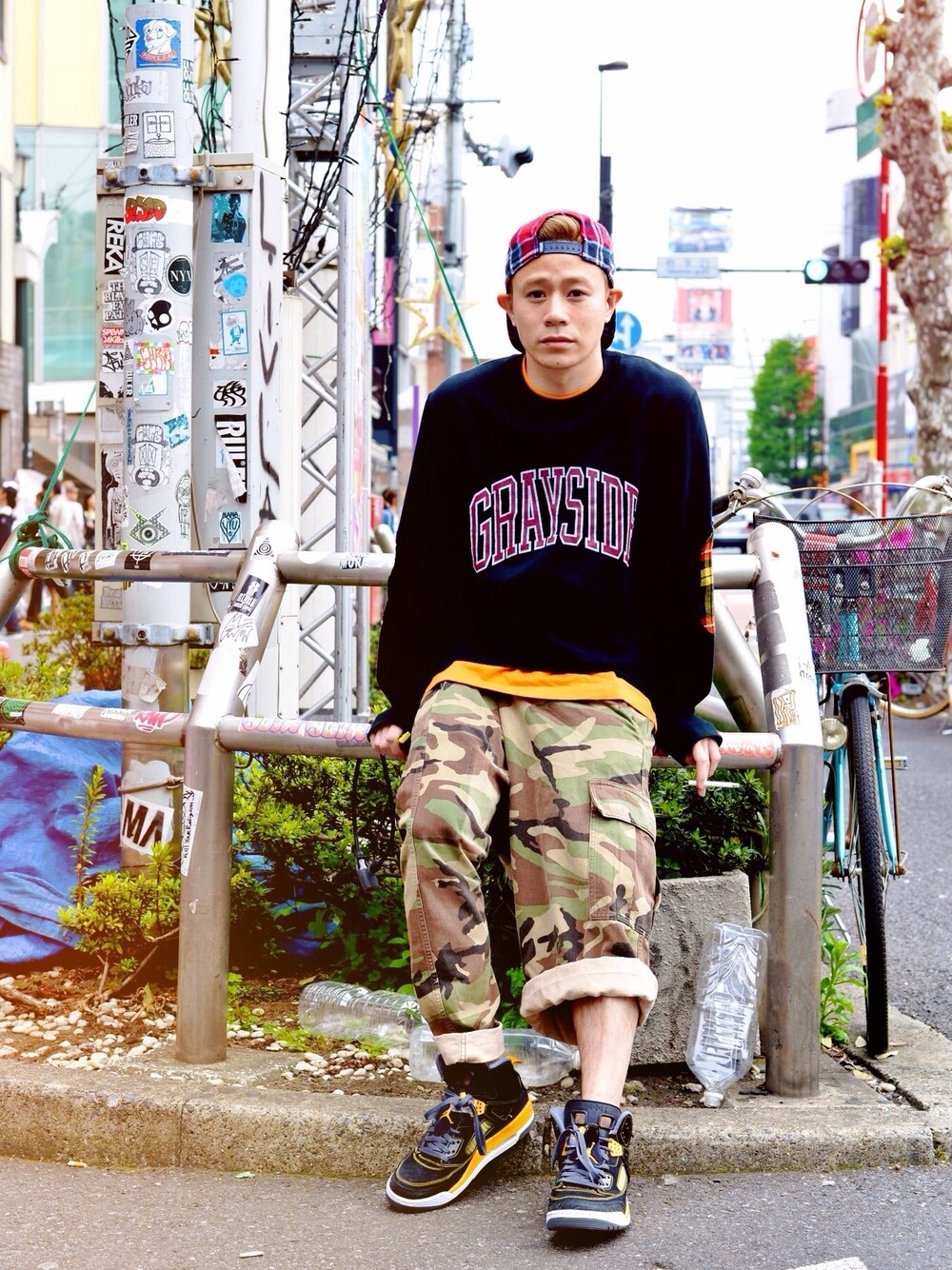 「チェック、stussy、NIKE、soe、FACETASM、バスケシューズ、ロゴスウェット」｜「soeのエルボーパッチスウェット（スウェット、ブラック系）」を使った、ICCHOさん（メンズ・170cm）の春コーディネートの1枚目の写真