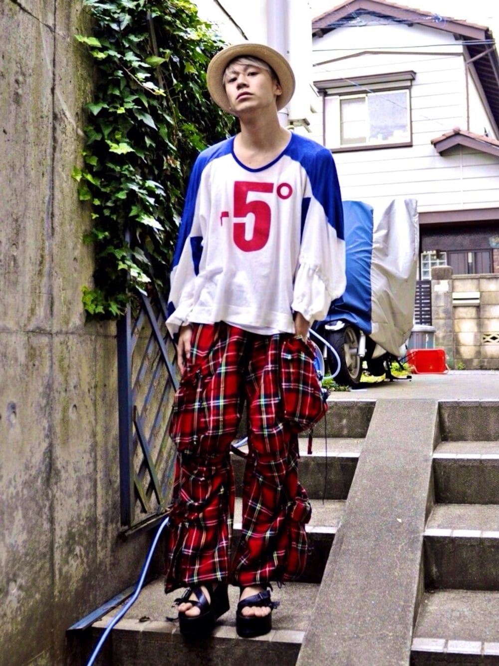 「WACKO MARIA 、麦わら帽子、Ann Demeulemeester、Vivienne Westwood Man」｜「Vivienne Westwood MANの変形ナンバリングトップス（Tシャツ/カットソー、ホワイト系）」を使った、ICCHOさん（メンズ・170cm）の春コーディネートの1枚目の写真