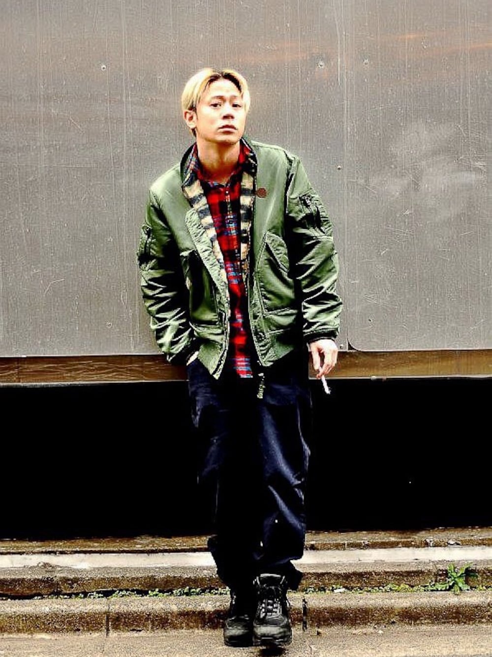 「黒スニーカー、MA-1」｜「STUSSYのアイテム（ミリタリージャケット、グリーン系）」を使った、ICCHOさん（メンズ・170cm）の秋コーディネートの1枚目の写真