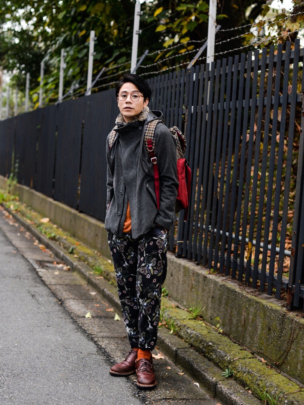 「スラックス」｜「yoshiokuboのアイテム（ブルゾン、グレー系）」を使った、ICCHOさん（メンズ・170cm）の秋コーディネートの1枚目の写真