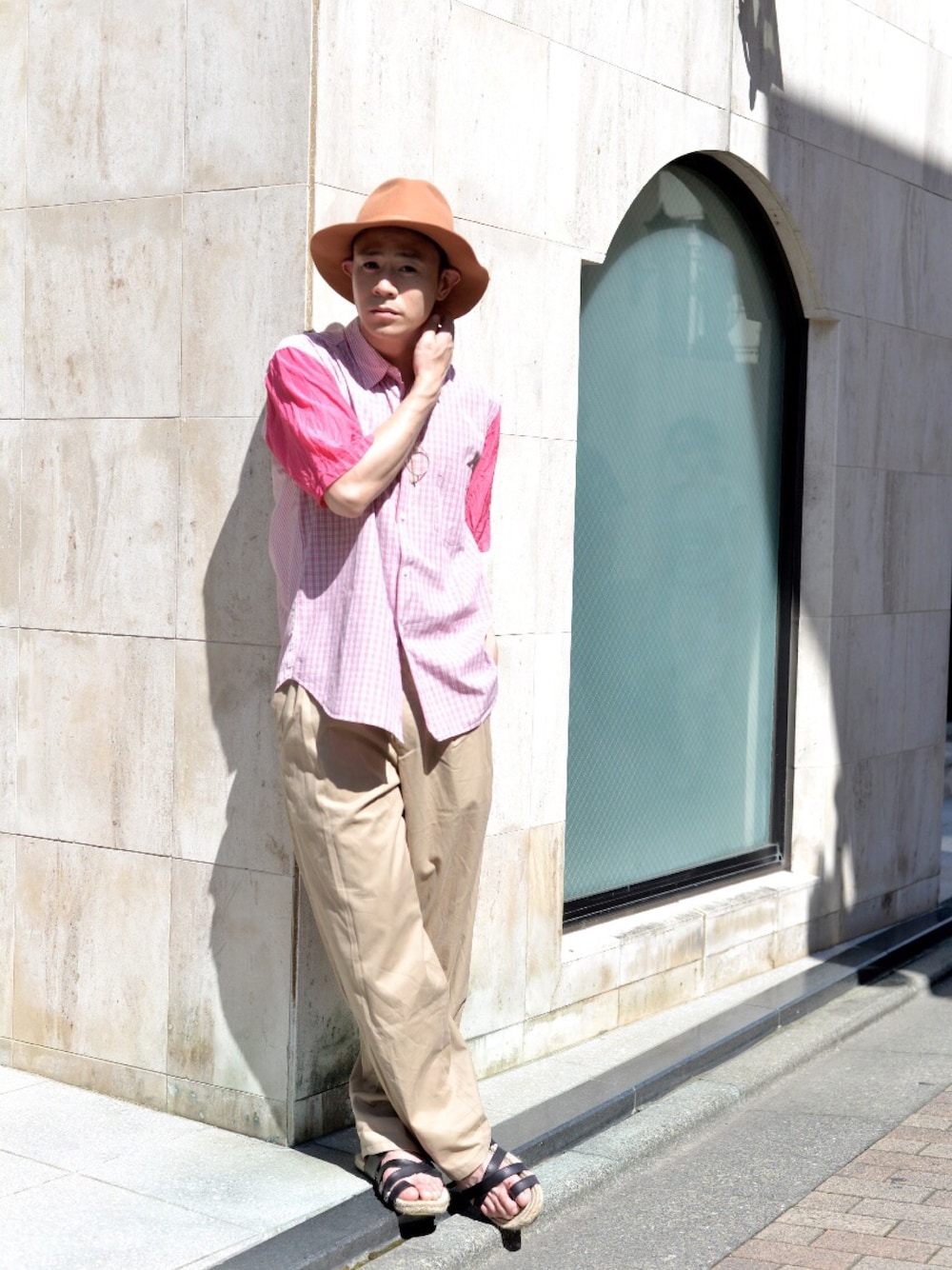 「ワイドパンツ、半袖シャツ、ツバ広ハット、サンダル」｜「COMME des GARCONS SHIRTのアイテム（シャツ/ブラウス、ピンク系）」を使った、ICCHOさん（メンズ・170cm）の夏コーディネートの1枚目の写真