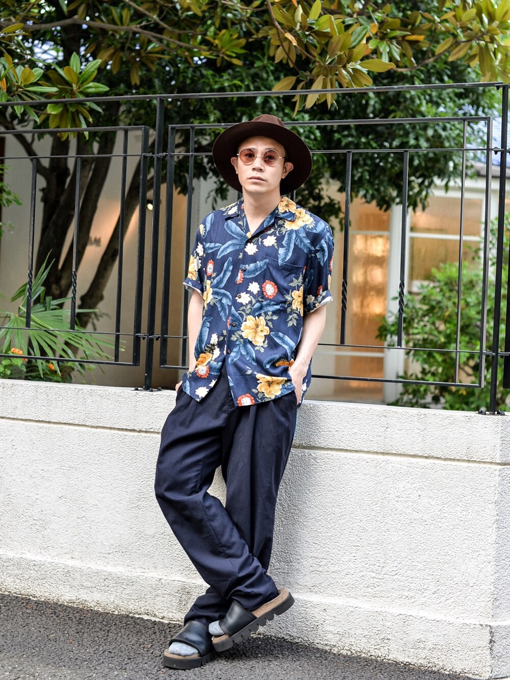 「アロハシャツ、レーヨンシャツ、ツバ広ハット、サンダル、スラックス」｜「USEDのアイテム（シャツ/ブラウス、ブルー系）」を使った、ICCHOさん（メンズ・170cm）の夏コーディネートの1枚目の写真