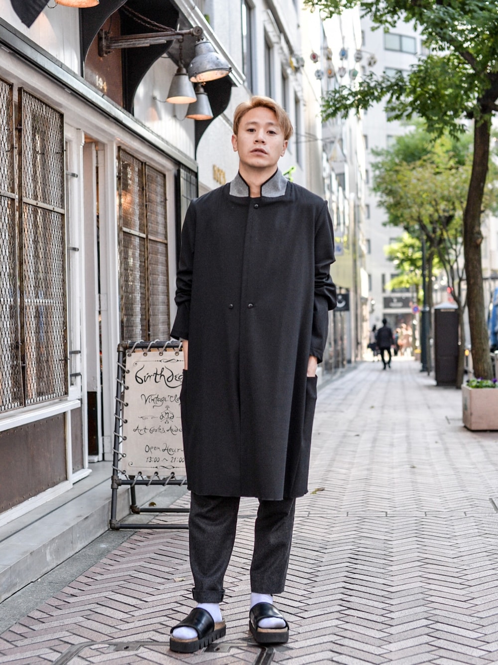 ブラック系のその他アウター、グレー系のその他パンツ、ブラック系のサンダルを着用したメンズの秋コーディネートの1枚目の写真
