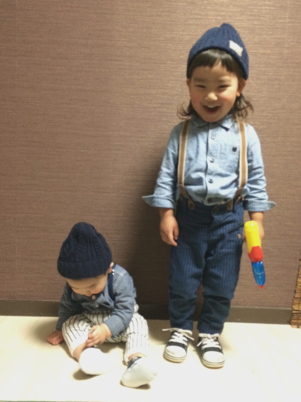 ブルー系のシャツ/ブラウス、ブルー系のパンツ、ブラック系のスニーカーを着用したキッズの春コーディネートの1枚目の写真