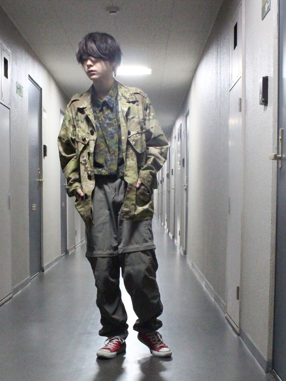 「柄シャツ、ミリタリージャケット、古着、used、スニーカー」｜「N.HOOLYWOODのアイテム（ミリタリージャケット、グリーン系）」を使った、ゆうさん（メンズ・167cm）の秋コーディネートの1枚目の写真